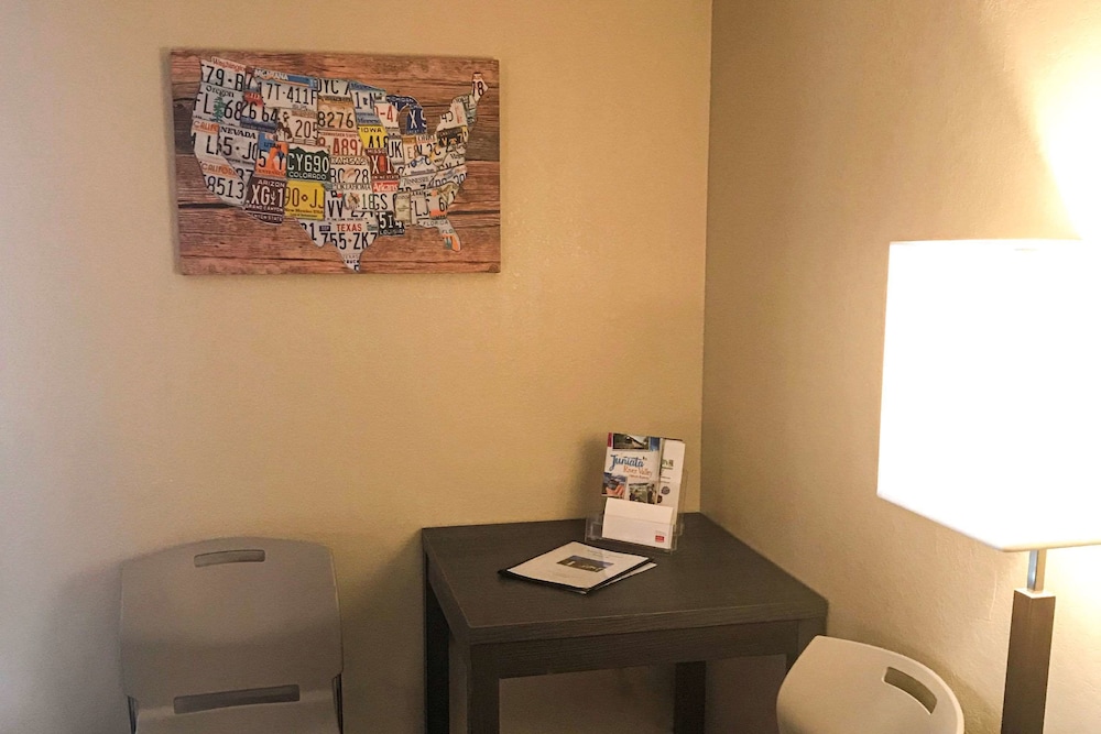 Econo Lodge Mifflintown 26/29