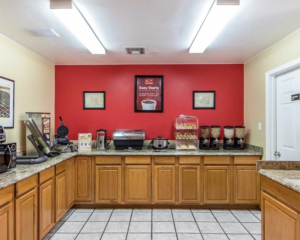 Econo Lodge Pryor 43/58