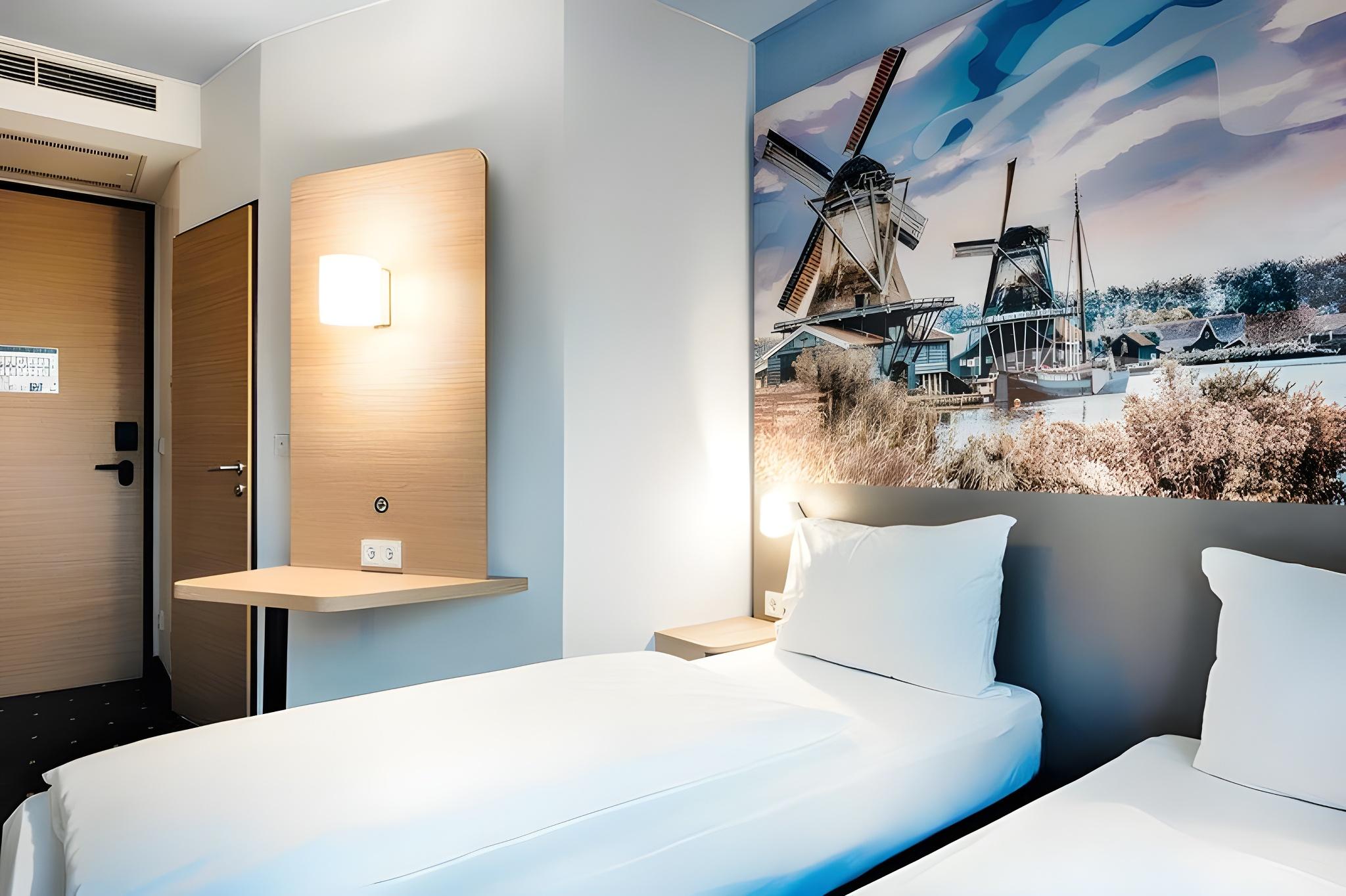 Room, Single, 2 Double Beds