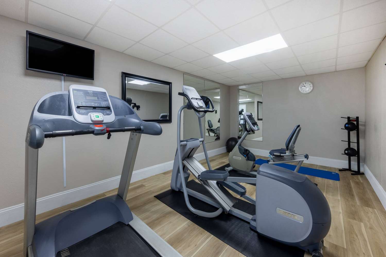 Days Inn & Suites by Wyndham Fort Bragg/Cross Creek Mall 27/41