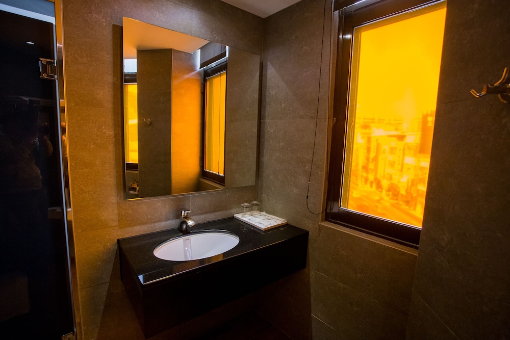 Khan Hotel 46/50
