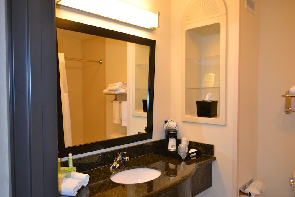 غرفة ديلوكس بسرير كوين، Holiday Inn Express Hotel And Suites Odessa 6/6