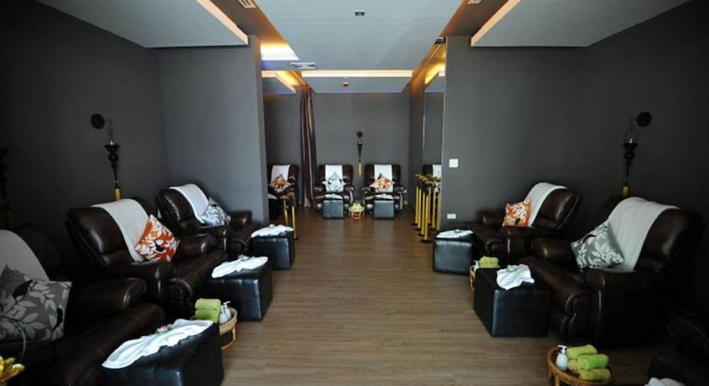 C N Resort And Spa 40/44