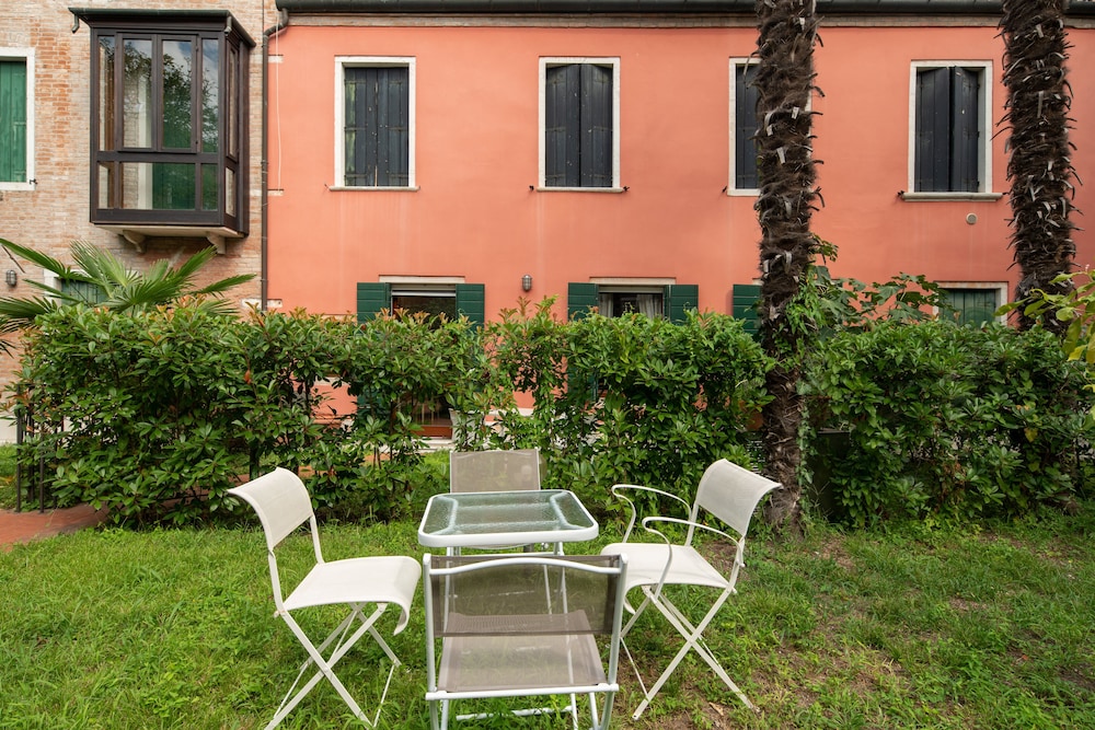 Garden Apartment 29/37