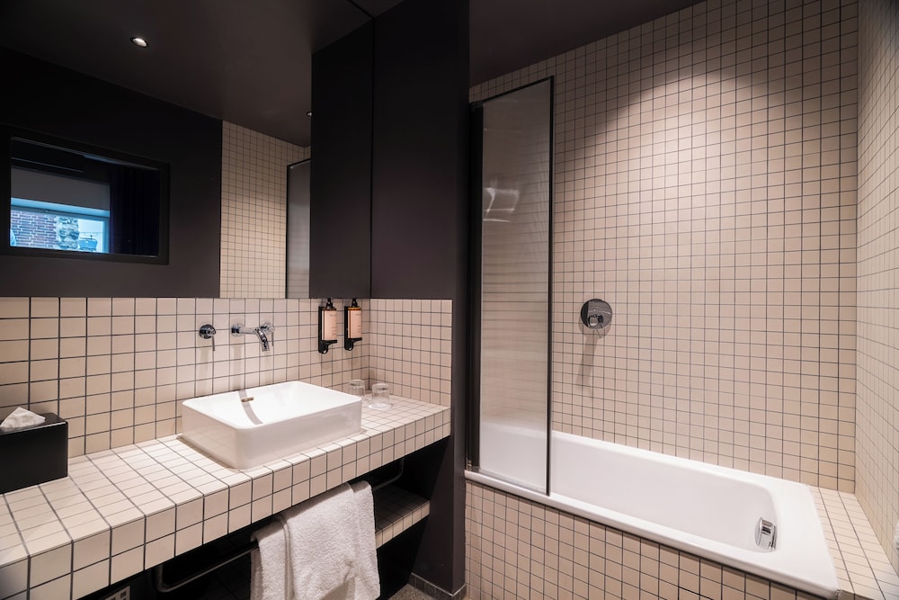 mk2 Hotel Paradiso Nation 45/46