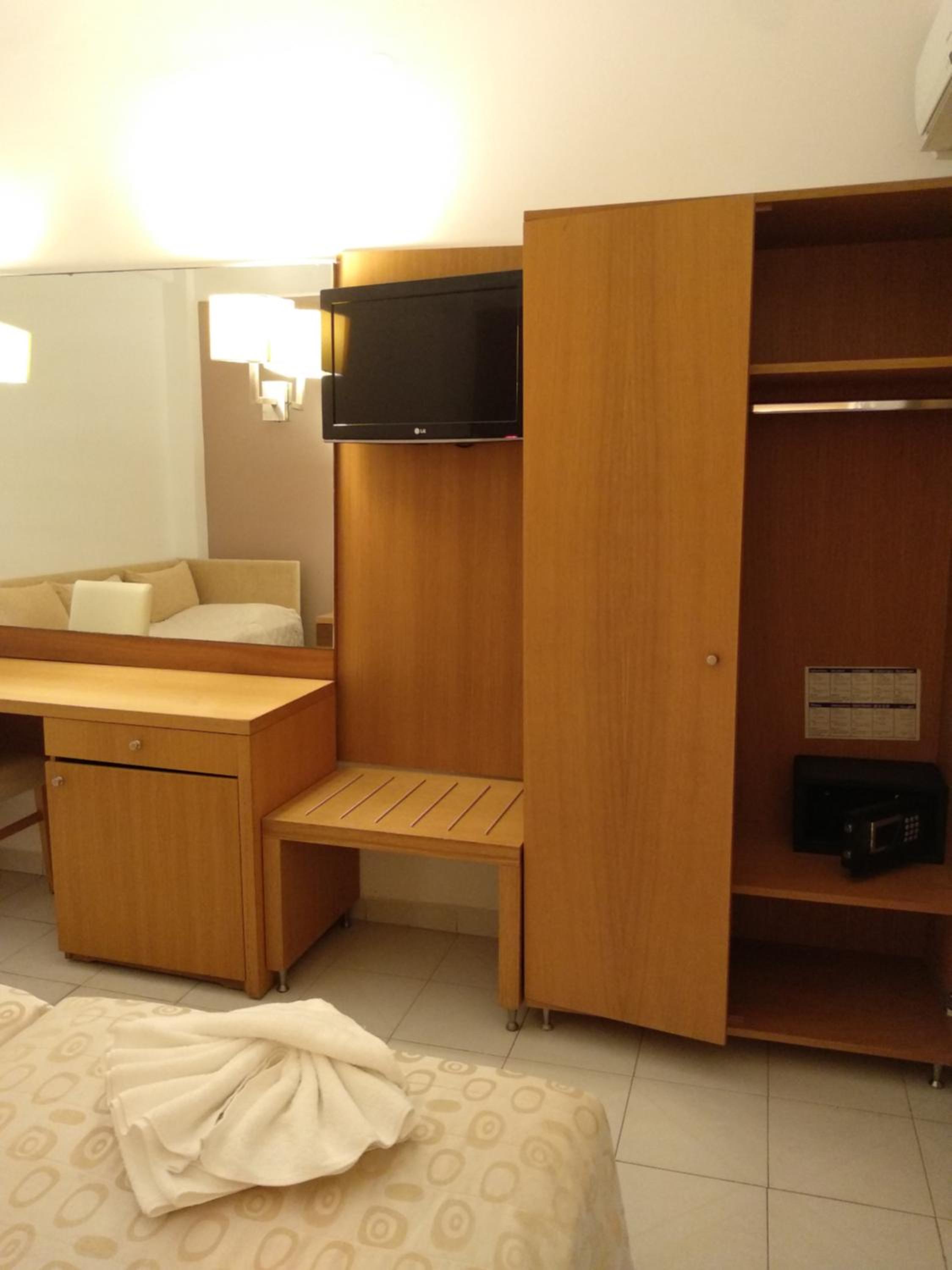 Africa Hotel 35/48