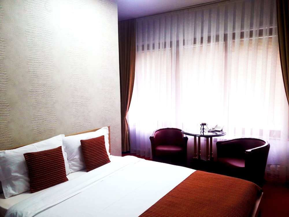 Hotel Aristocrat Fish Restaurant 24/69
