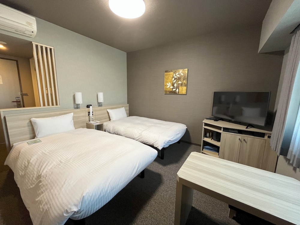 Room, Twin Beds, Smoking