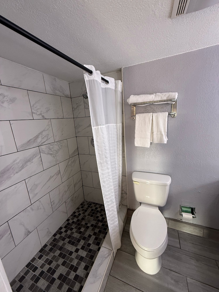 Executive Inn and Kitchenette Suites 30/34