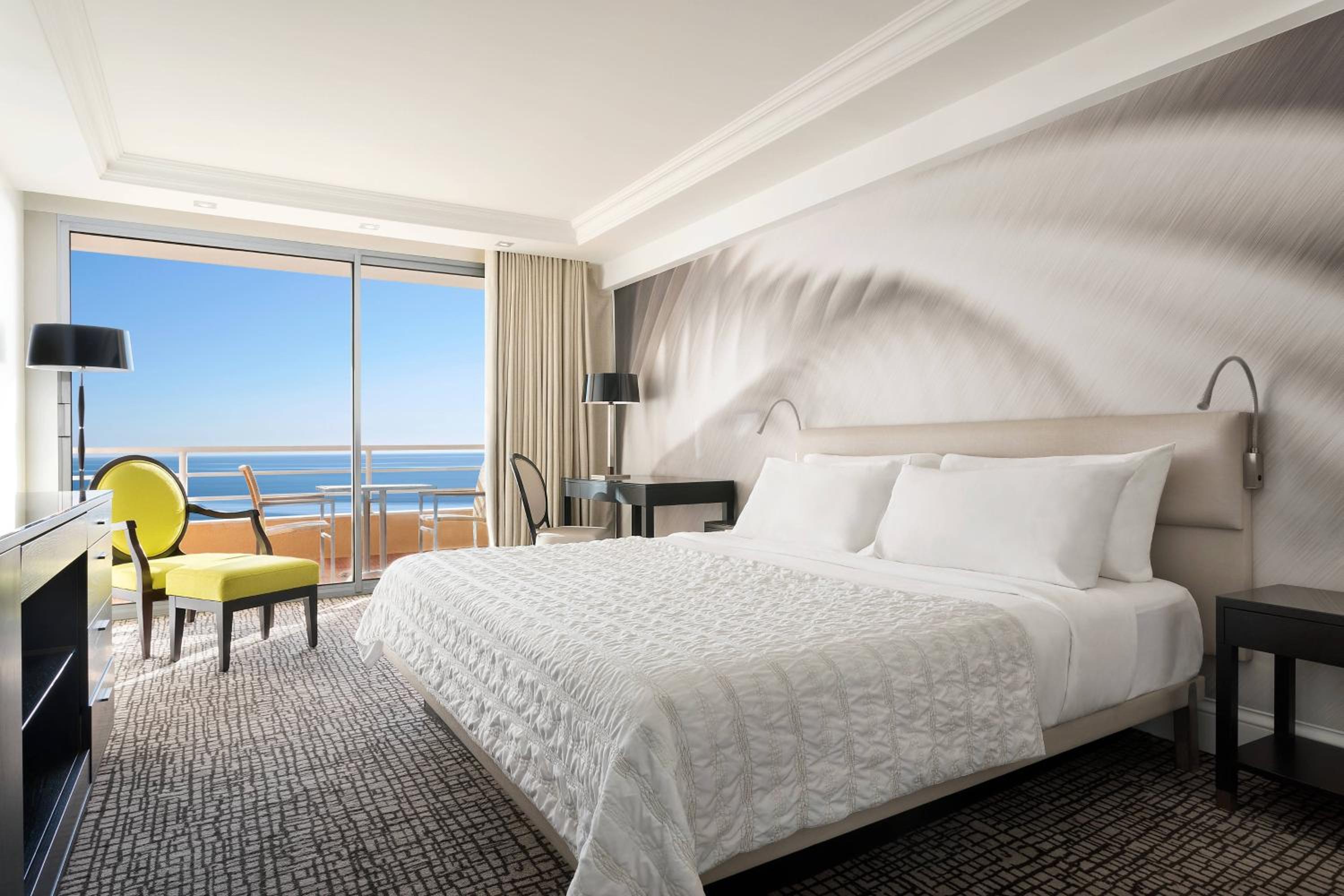 Guest Room, Deluxe, King Bed, Sea View, Balcony