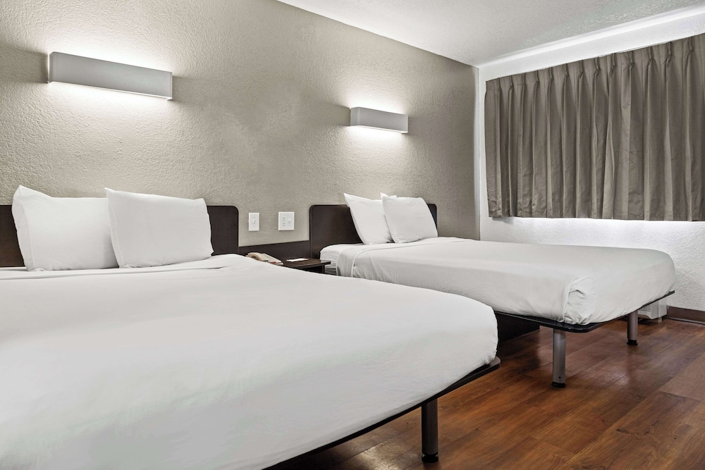 2 Queen Beds - Deluxe, Micfridge