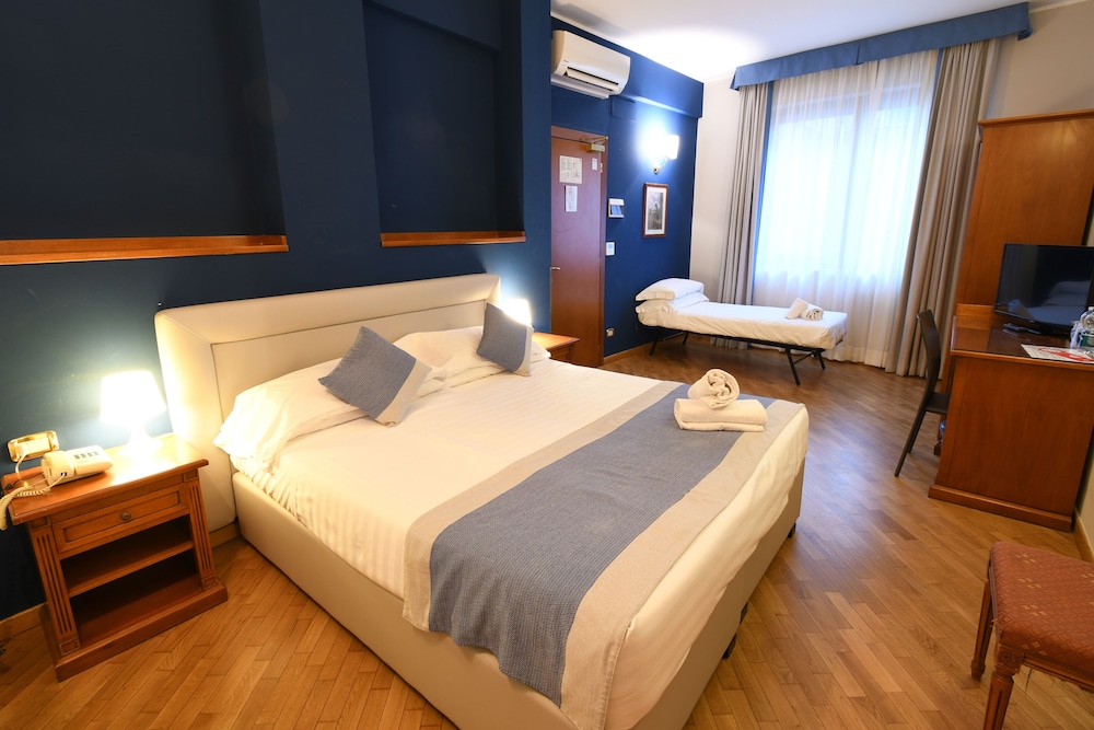 ROOM, TRIPLE