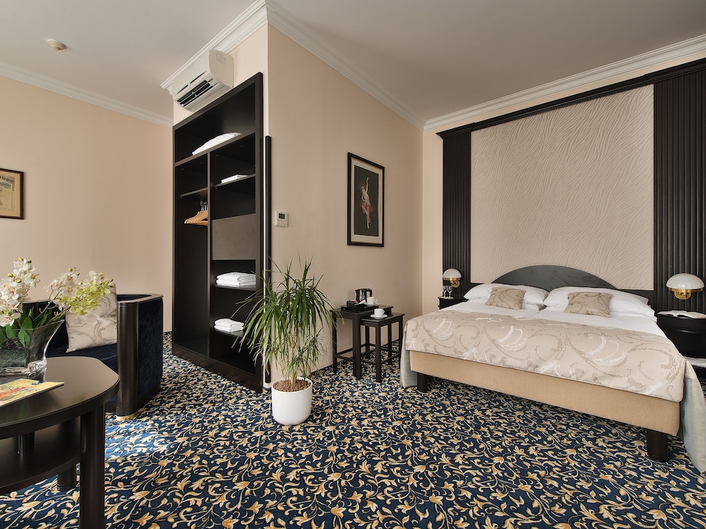 Room, Triple, 1 Queen and 1 Single Bed