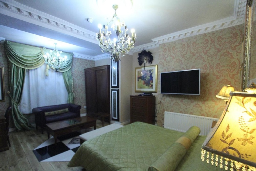 Opulence Centra London Hotel 66/75