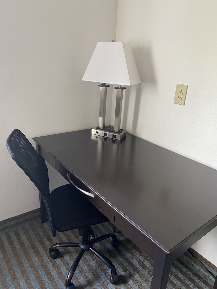 Super 8 by Wyndham Cedar Falls IA-University 16/19