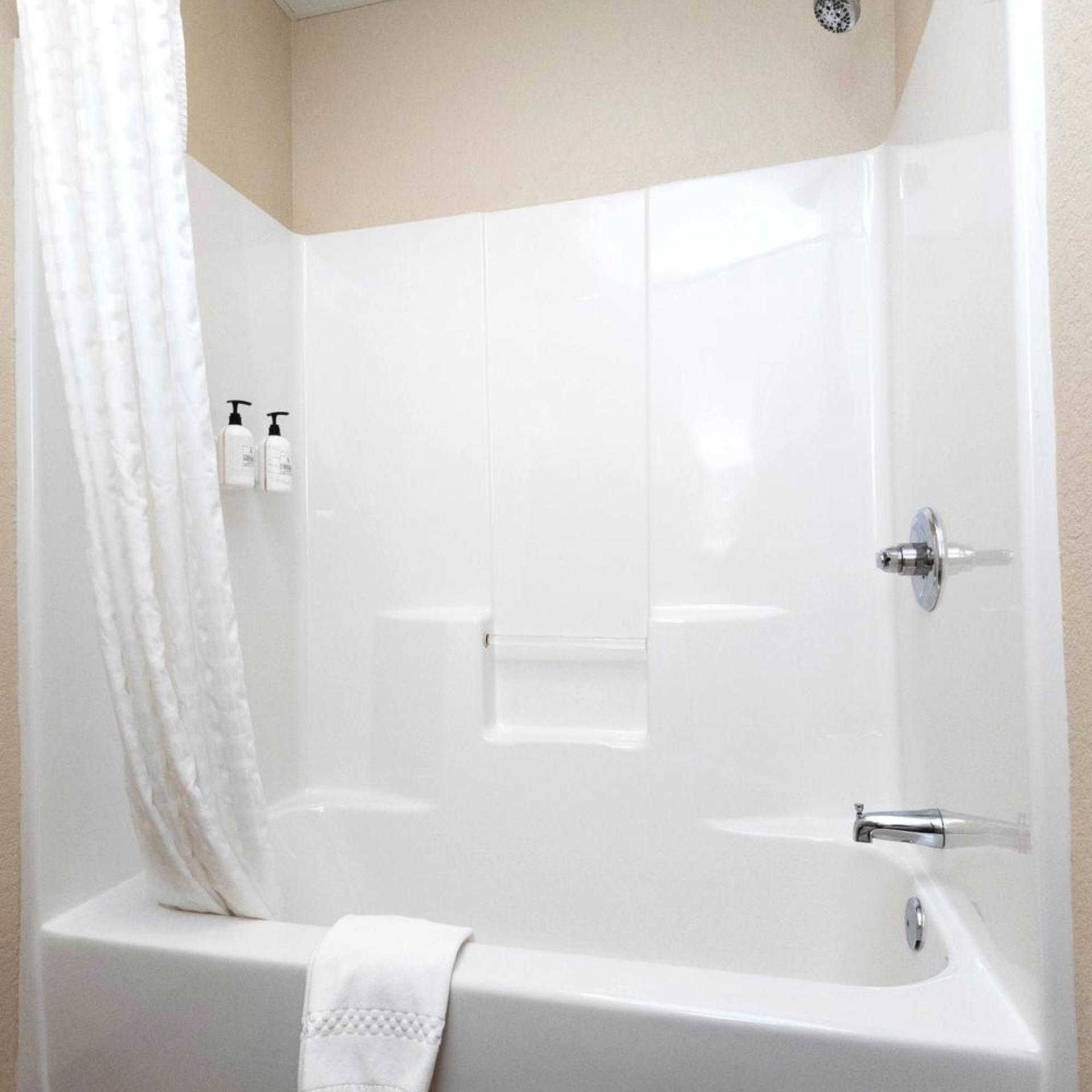 غرفة بسرير كينج بجاكوزي، Cobblestone Inn and Suites Maryville 6/9