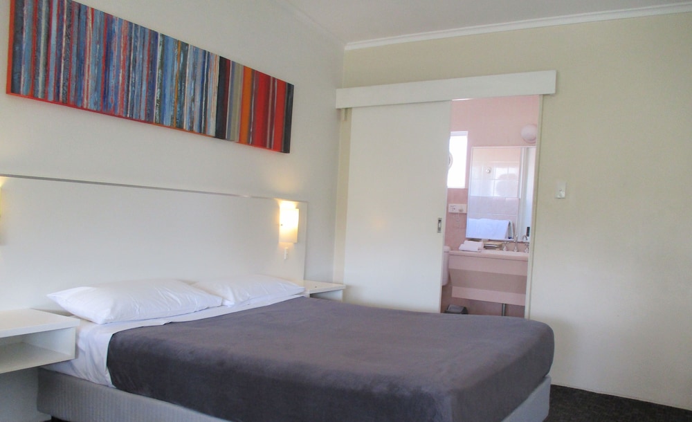 STANDARD, QUEEN BED