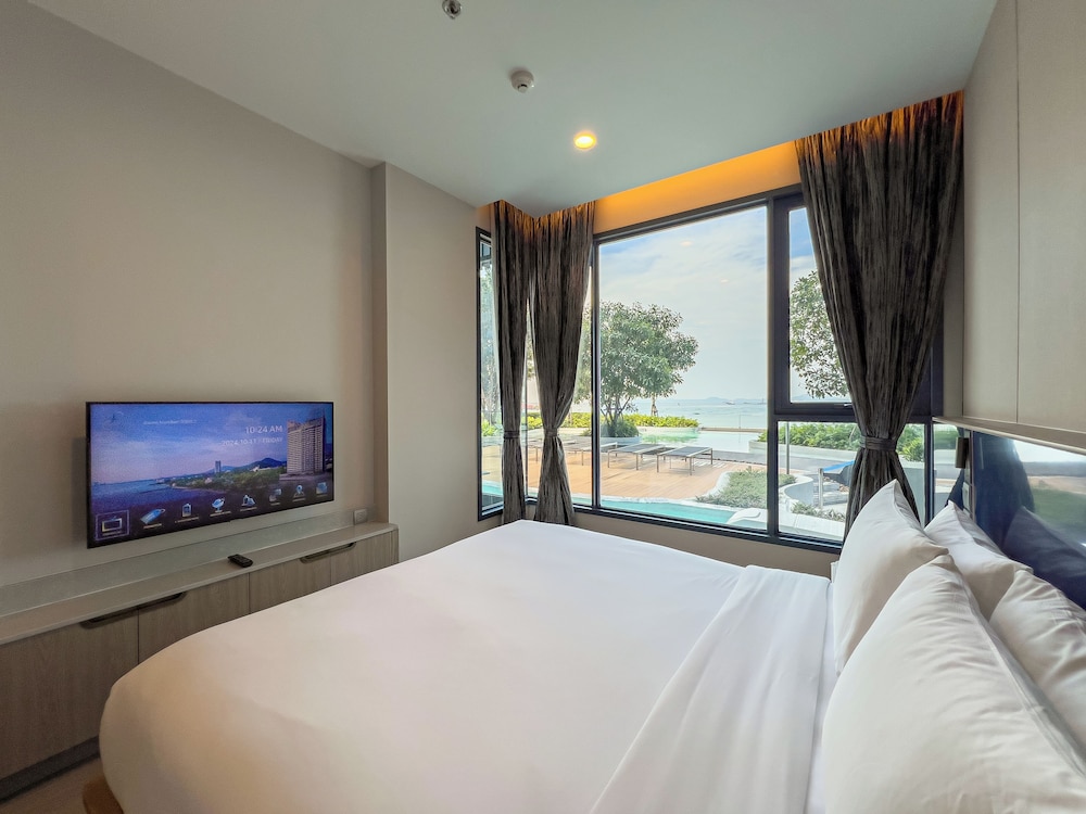 1 BEDROOM, SUITE, POOL ACCESS