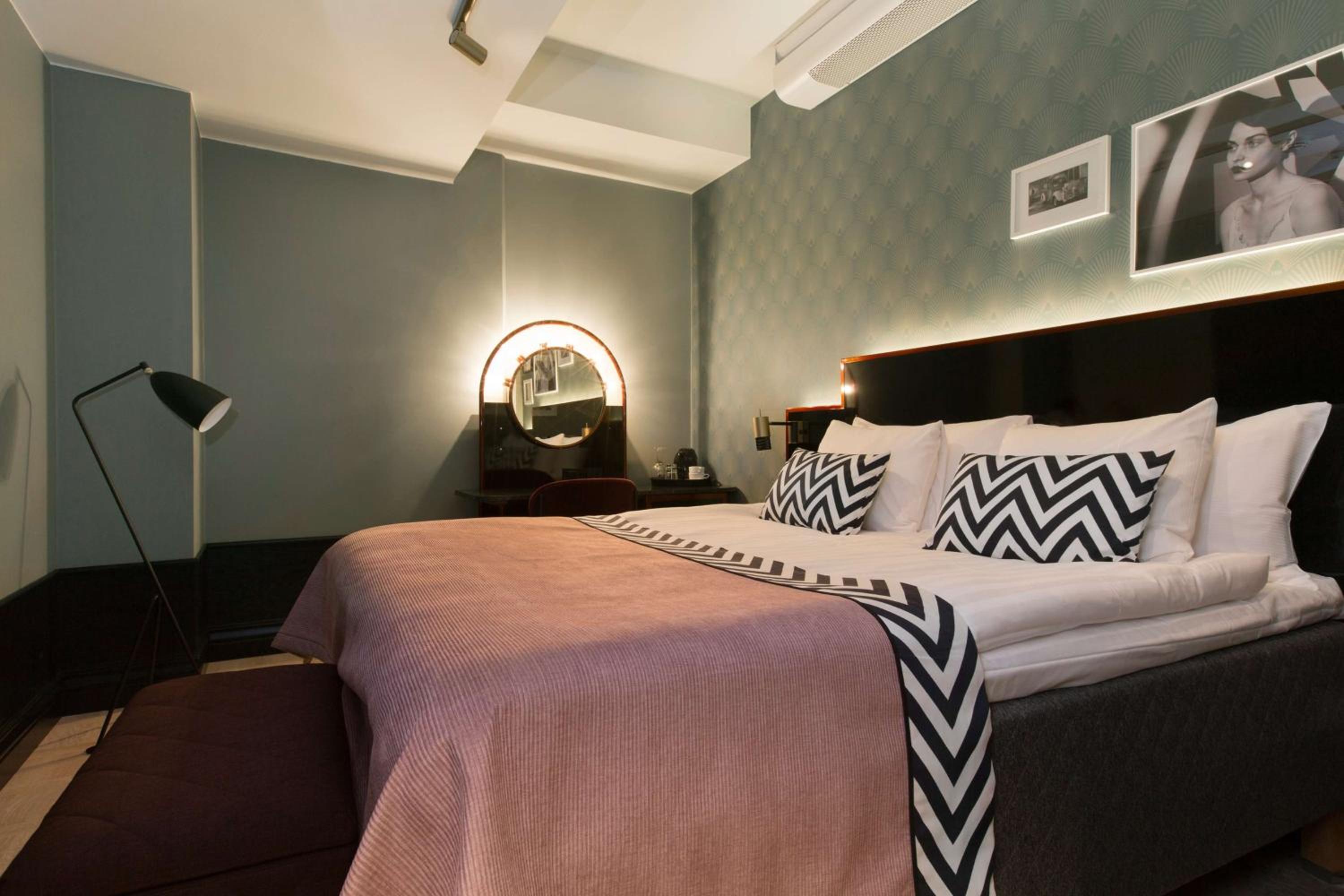 Room, Double Bed, No Window, Large