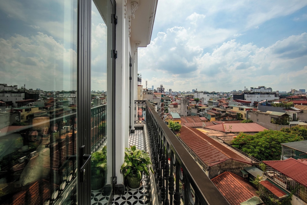 MAY DE VILLE Crown Hotel 41/46