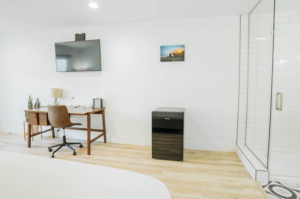 The Belmont Shore Inn 35/44