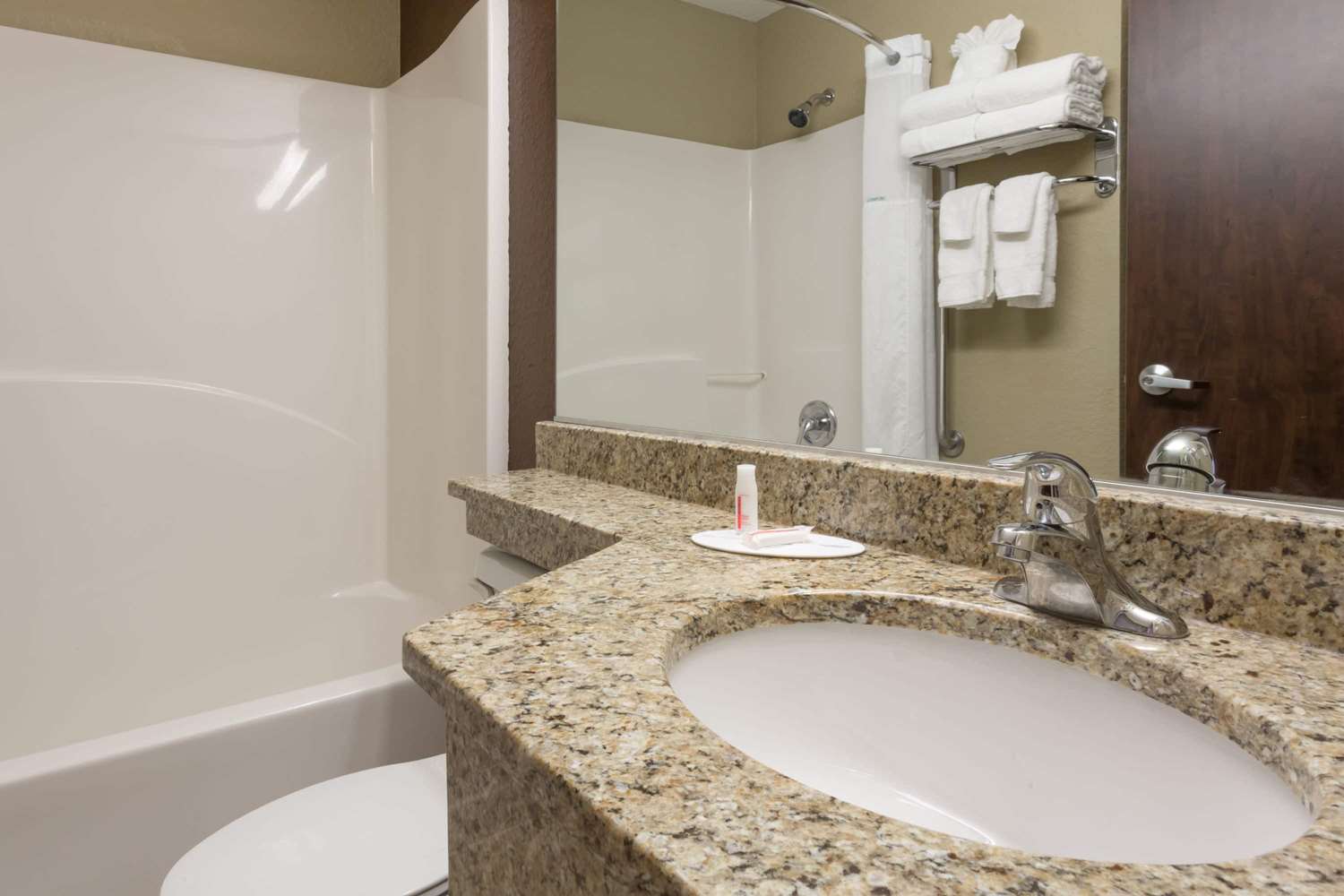 Microtel Inn & Suites by Wyndham Jacksonville Airport 38/40