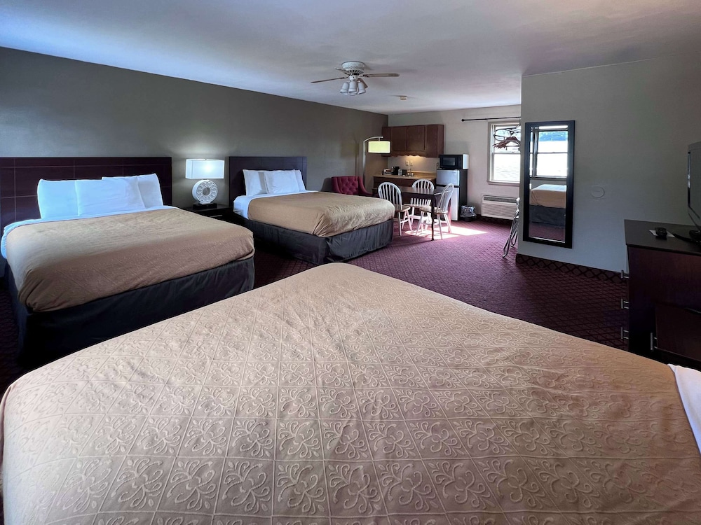 1 Bedroom, Suite, 1 Double and 2 Queen Beds, 2 Queen Beds