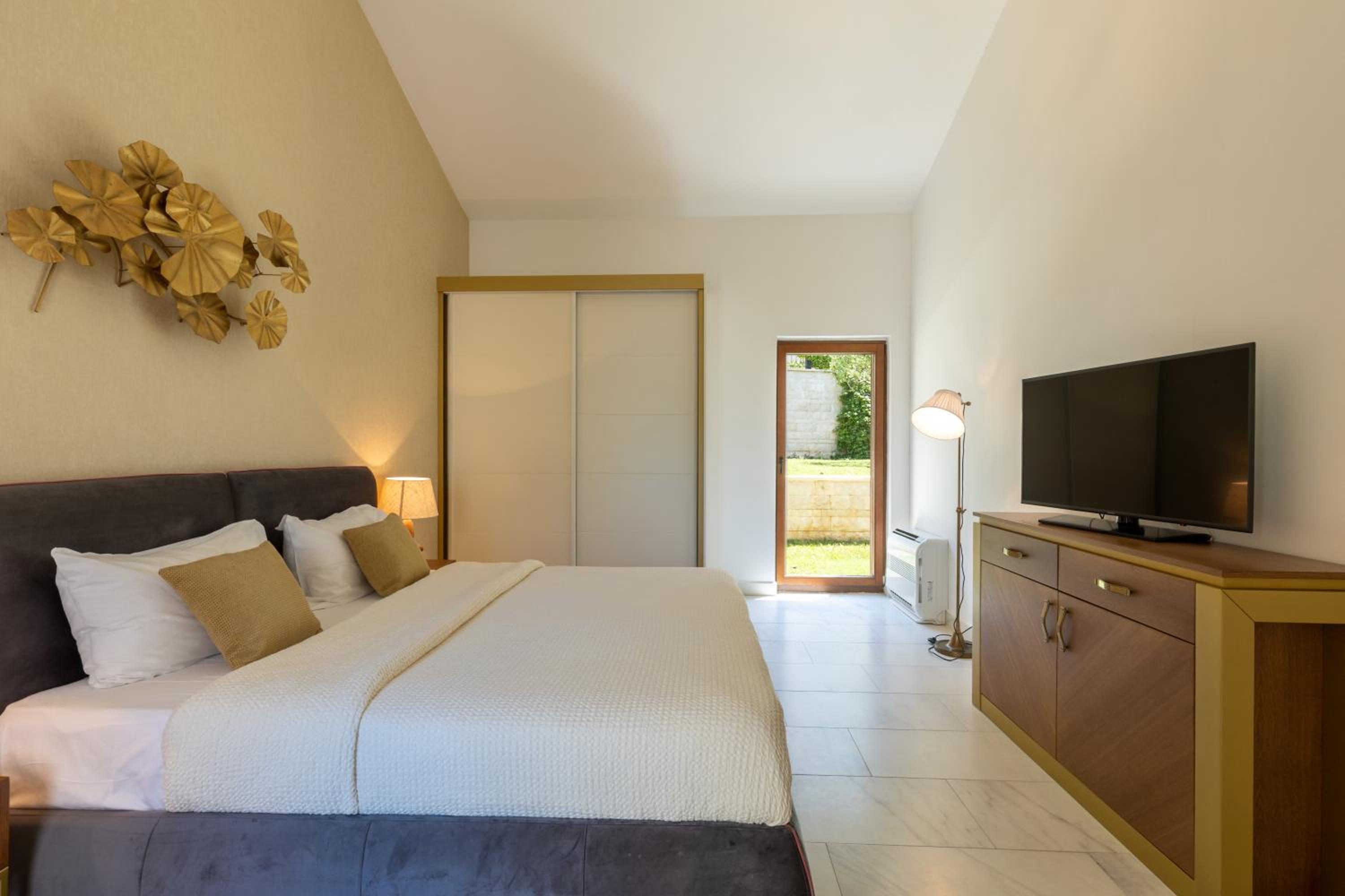 3 Bedrooms, Villa, Beach Front