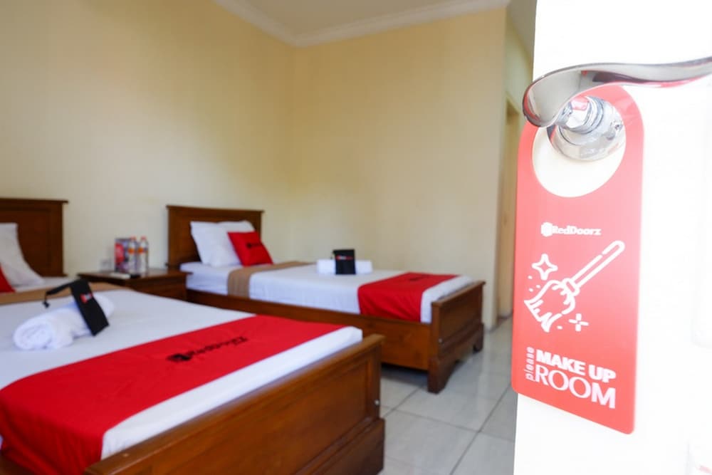 RedDoorz Plus near Stadion Wijaya Kusuma 11/22
