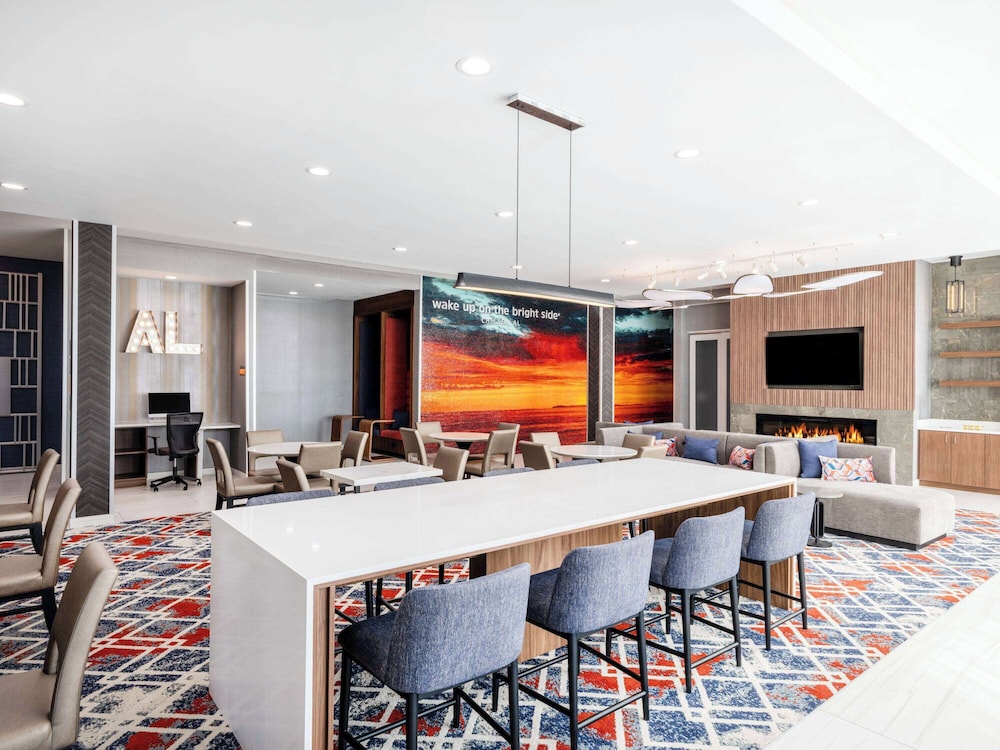 La Quinta Inn and Suites by Wyndham Chelsea 27/35