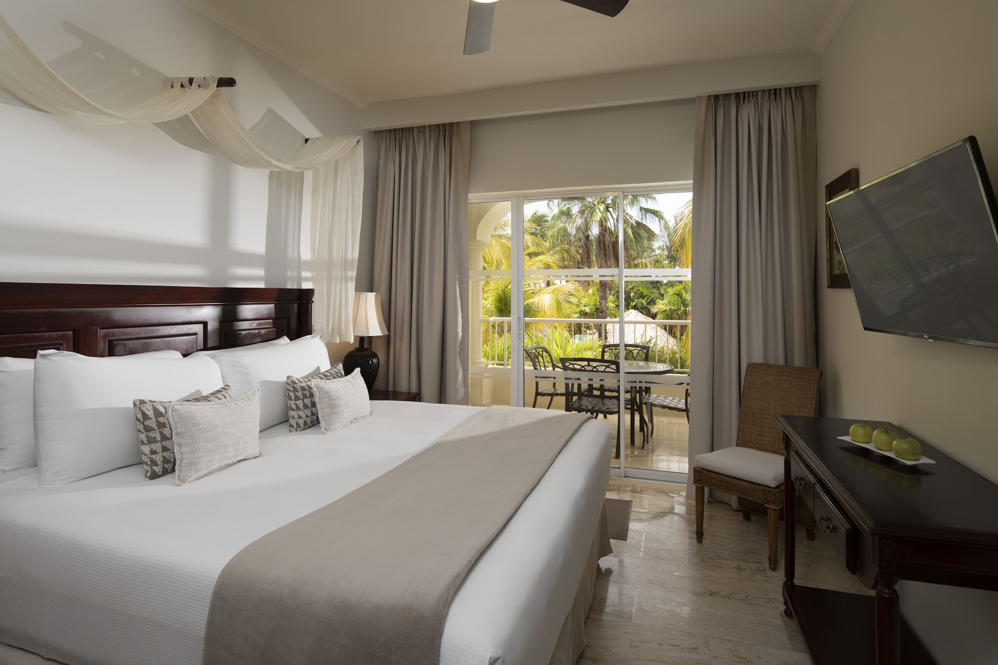 Master, the Level, Suite, King Bed, Garden View, Sofa