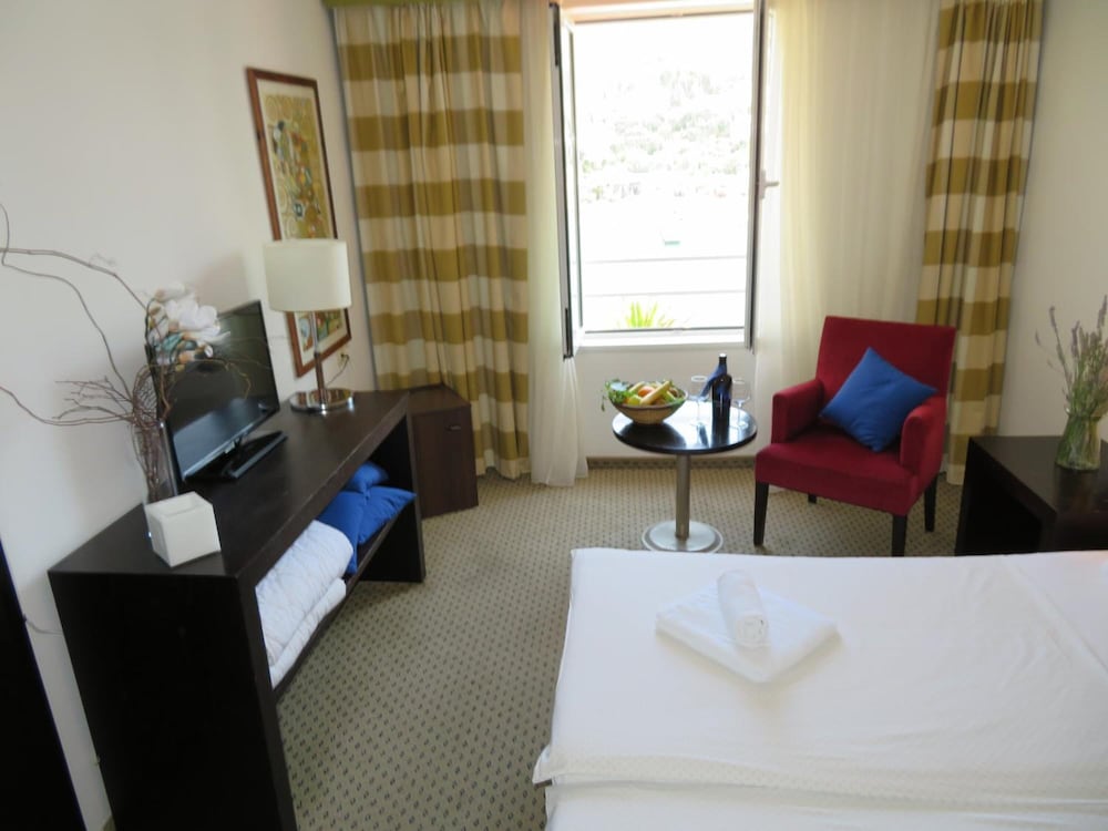 INTERNATIONAL HOTEL 7/34