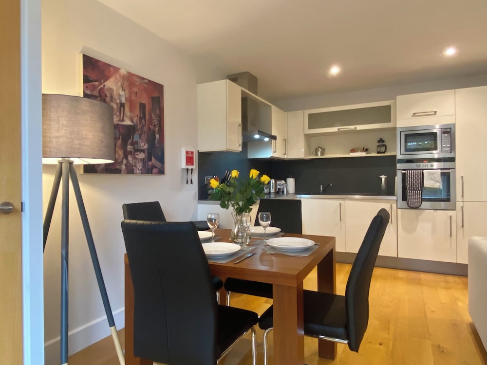 YOUR SPACE APARTMENTS - THE HAMILTONS 38/46