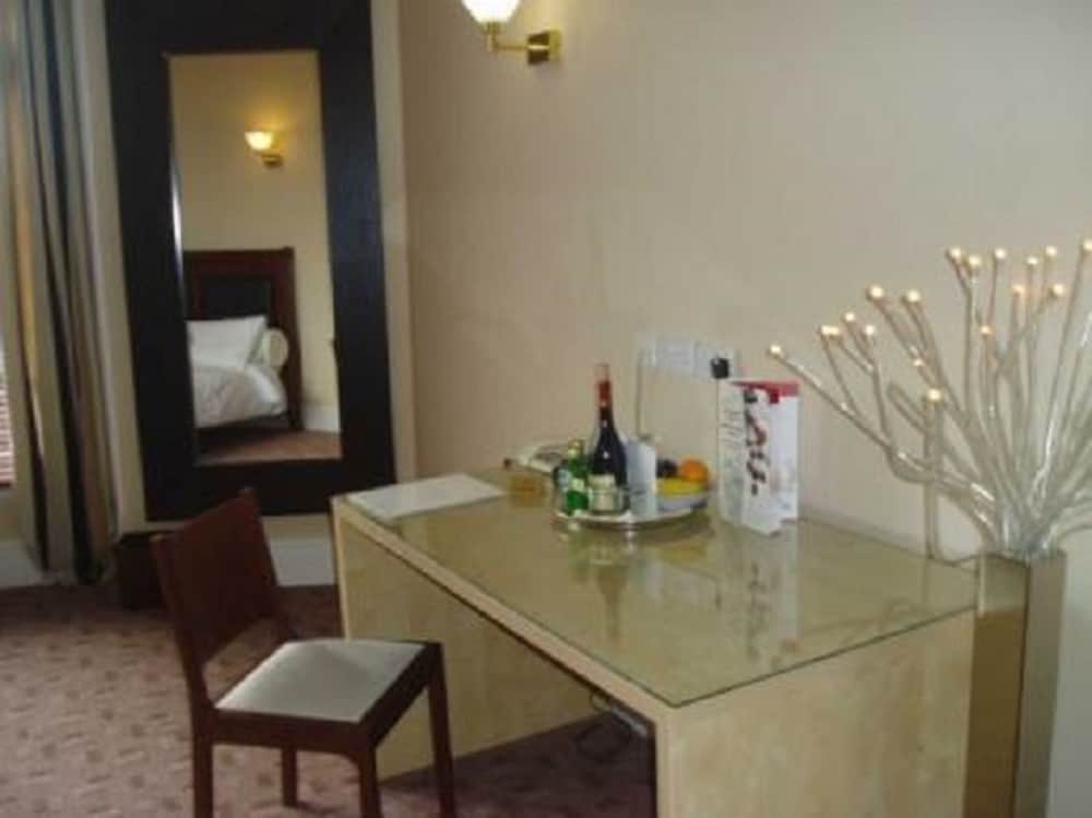 Devonshire House Hotel 26/50