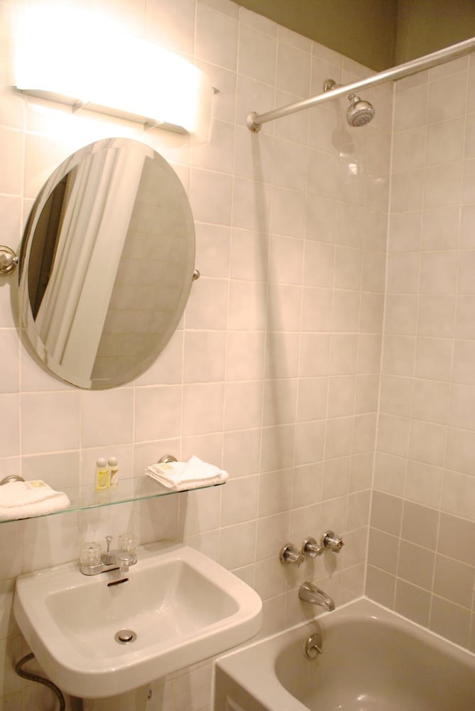 Off Soho Suites Hotel 35/38