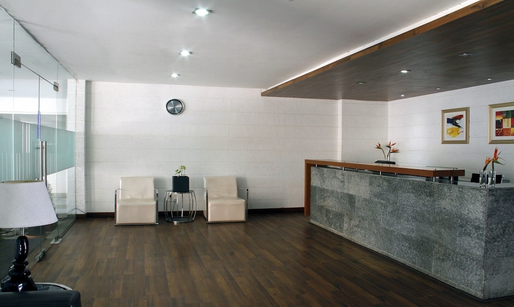 Hotel At Home Suites 7/40