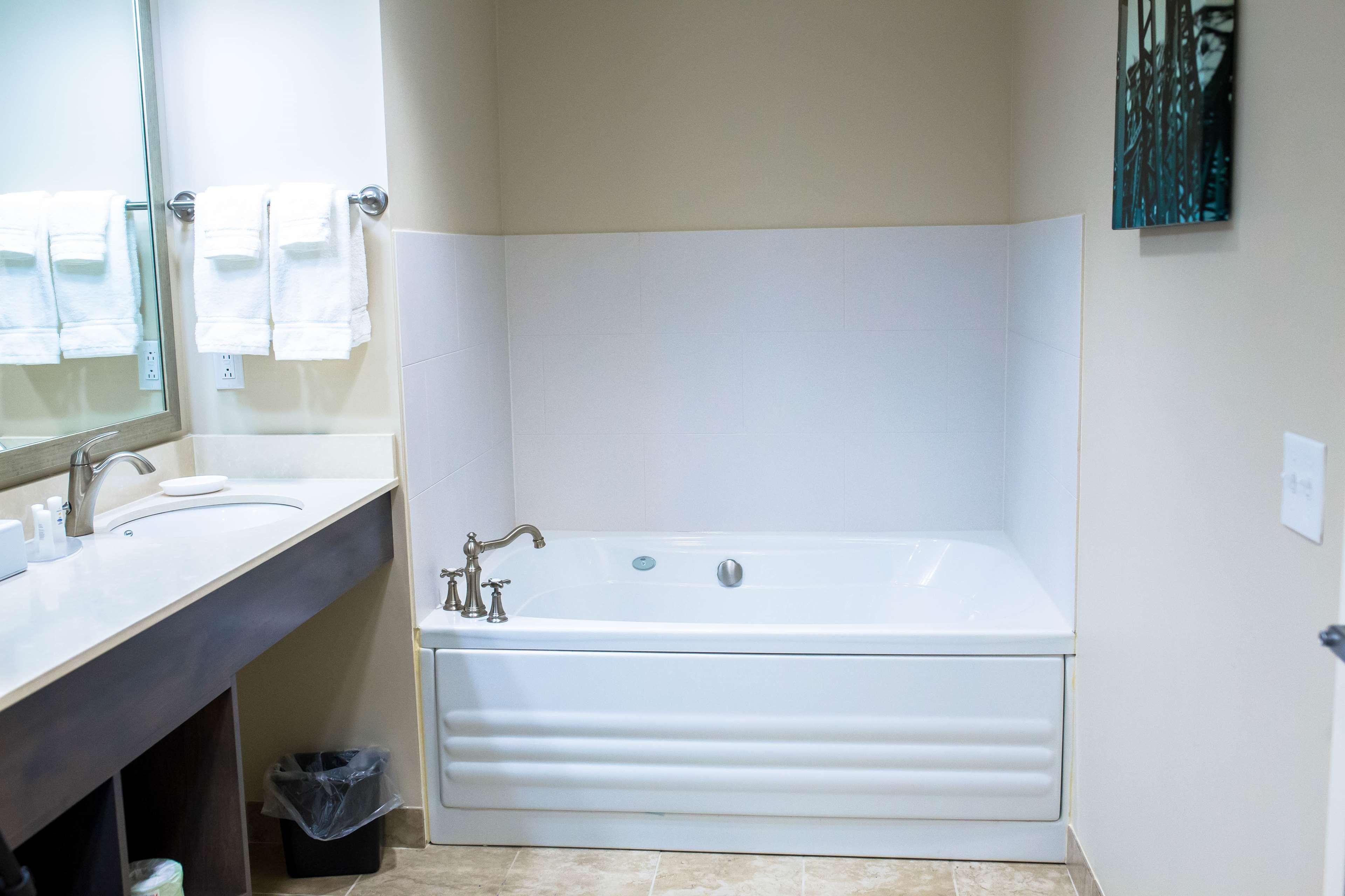 Suite, King Bed, Best Western Plus Centralia Hotel & Suites 8/15