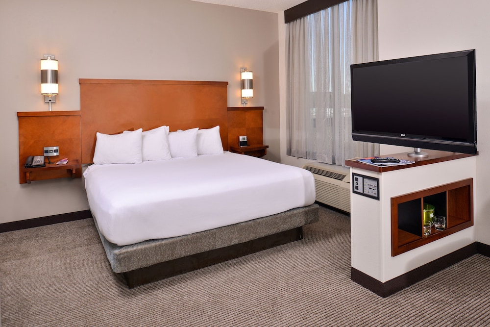 Hyatt Place Garden City 6/69