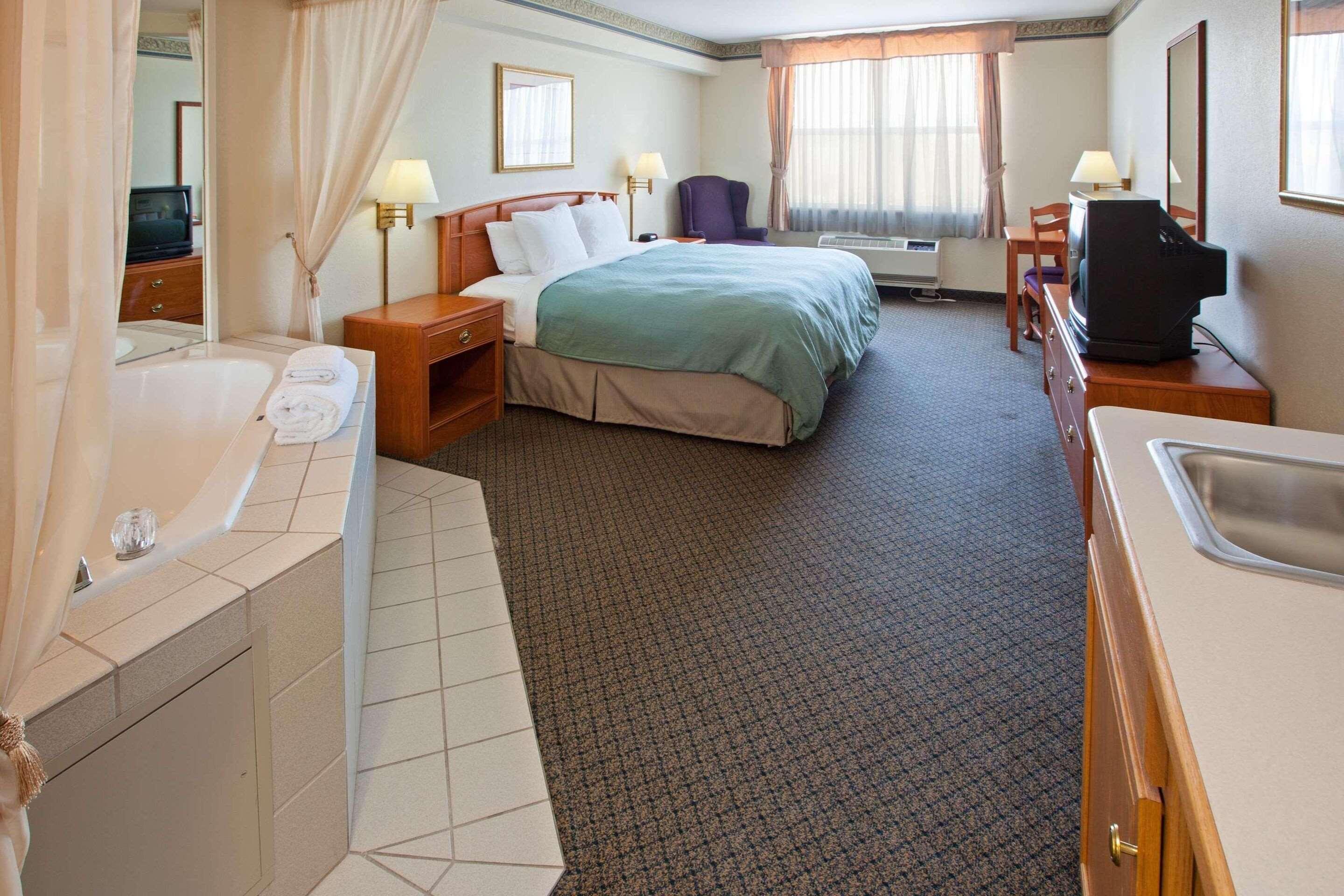 Suite, King Bed, Country Inn & Suites By Radisson Lansing MI 2/2