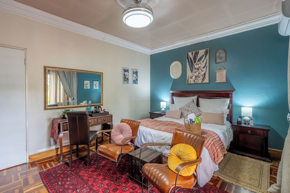 Iona, Standard, Queen Bed