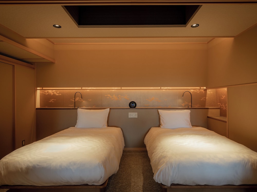 ARIMA GRAND HOTEL 12/50