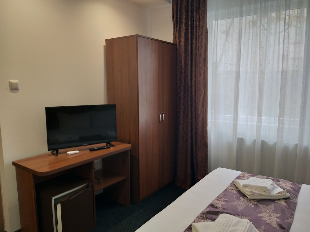Tranzzit Hotel 41/44