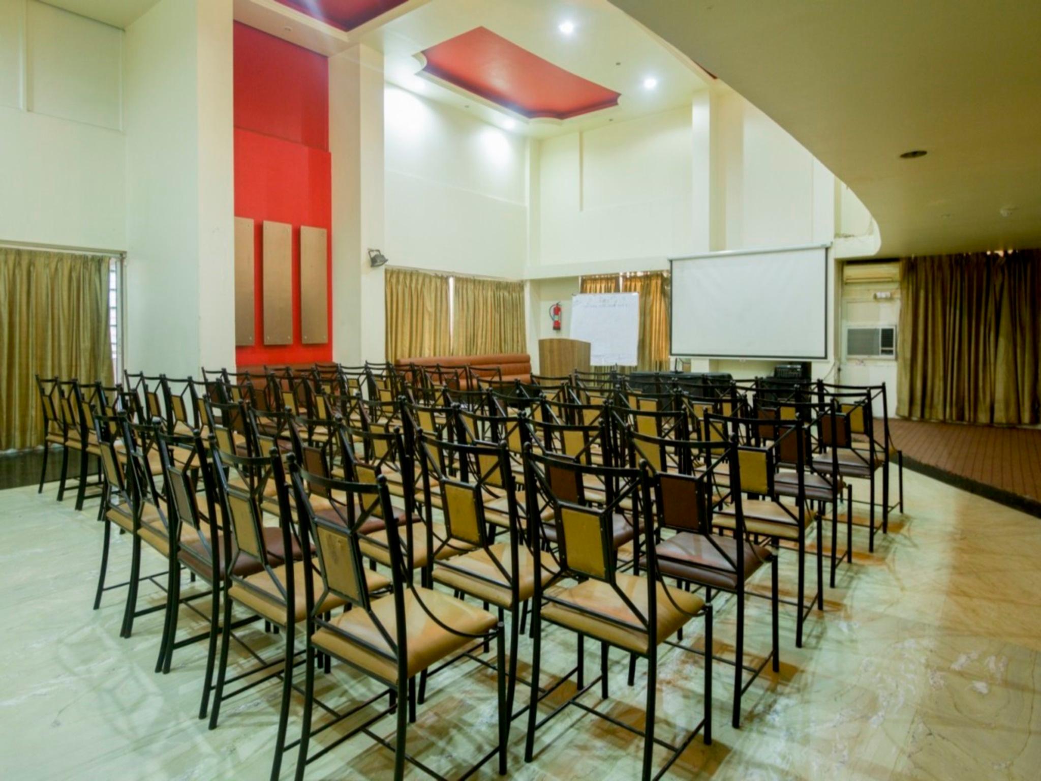 Oyo 17243 Hotel Celebration Inn 27/29