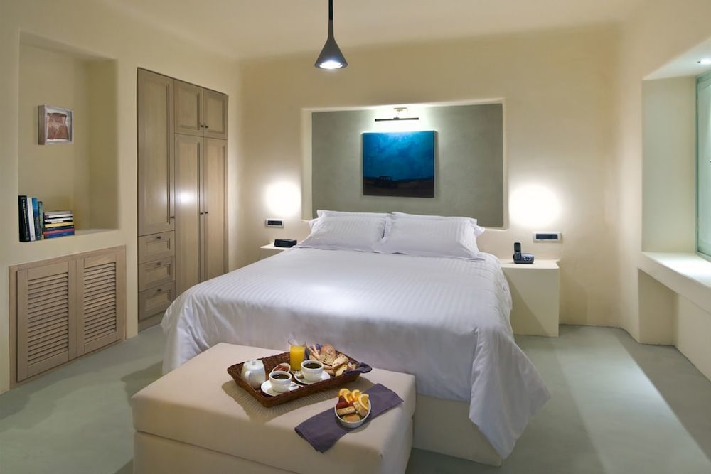Senior, Sunset, Studio, Suite, Private Pool، Voreina Gallery Suites 2/2