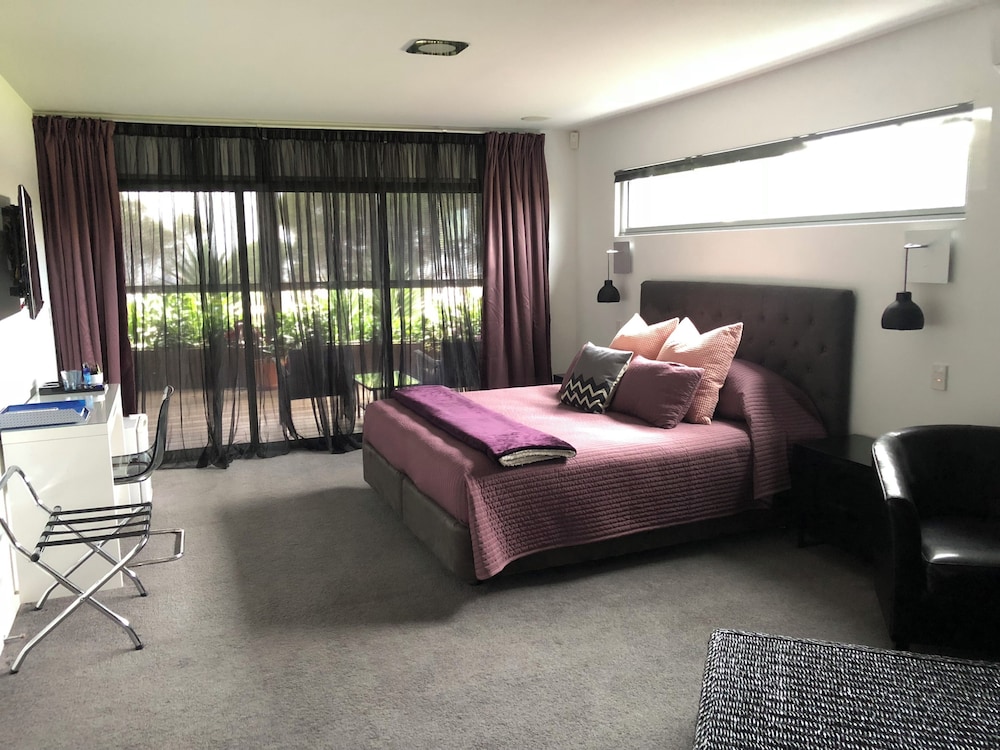 STARHAVEN RETREAT 11/56