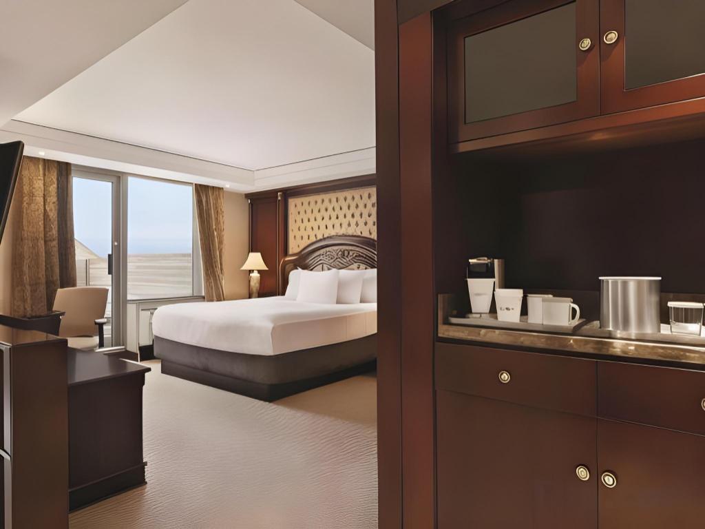 Upgrade, Suite, King Bed, Radisson Hotel Toronto Airport West 4/5