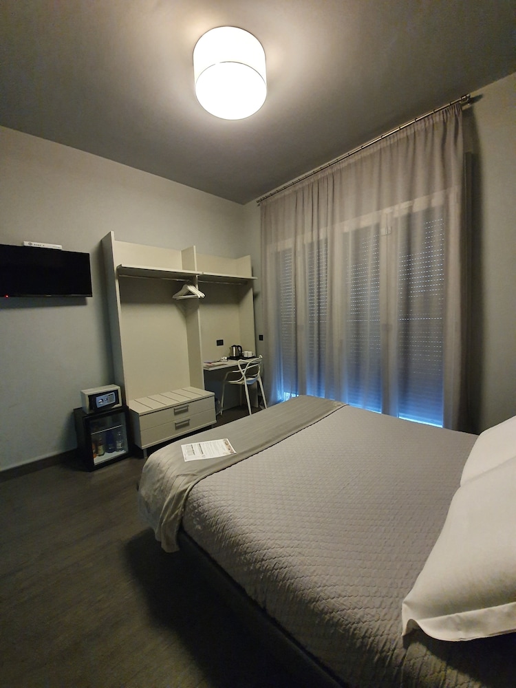 Alma Hotel 6/49