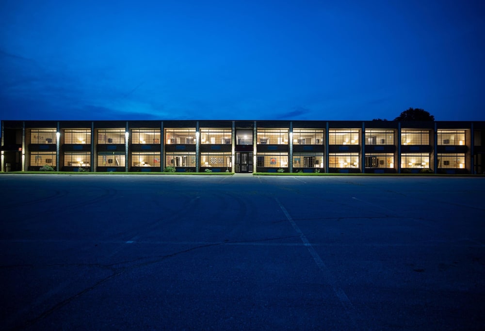 The Highlander Hotel Iowa City, an Ascend Collection Hotel 2/58