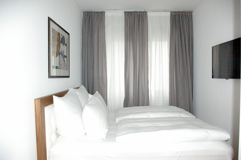 The Suite Hotel 11/59