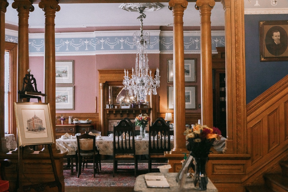 Chateau Tivoli Bed and Breakfast 44/50